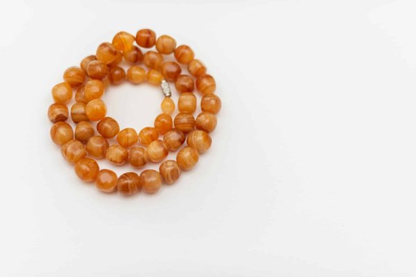 Comment porter des bijoux en ambre de manière moderne et chic?